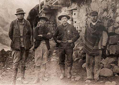 Bingham acompañado de tres campesinos. Desconozco su identidad; ¿podrían tratarse de Arteaga, Álvarez y Richarte?... (exposición fotográfica Machu Picchu, 100 años. Museo de la Nación, Lima)