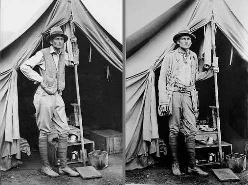 Durante la segunda expedición de Yale, Bingham posó en su tienda de campaña para que el arqueólogo Ellwood C. Erdis le tomase estas 2 fotos de recuerdo. Bingham se prestó a estas tomas probablemente con unos minutos de diferencia en los que cambió su atuendo (septiembre de 1912)