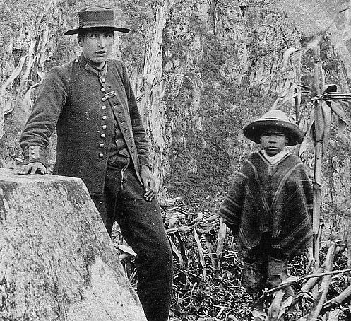 El sargento Carrasco y Pablito Álvarez, el niño que guió a Bingham por las ruinas (detalle de foto de Hiram Bingham el 24 de Julio de 1911)