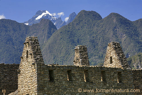 Grupo de las Tres Portadas (conjunto 9) desde la plaza al NE de la base del Intihuatana, Machu Picchu, Cuzco, Perú © Formentí 003
